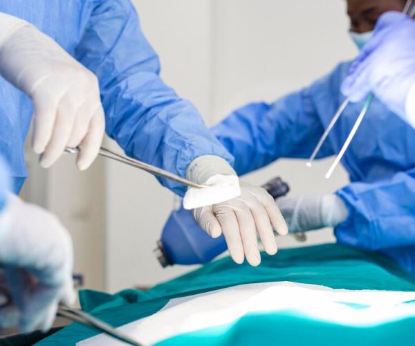 equipo-cirujanos-uniformados-realiza-operacion-paciente-clinica-cirugia-cardiaca-medicina-moderna-equipo-profesional-cirujanos-salud_657921-58