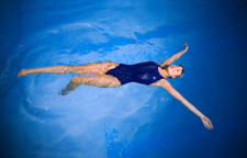 natación para aliviar el dolor de espalda
