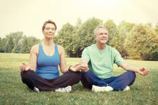 personas mayores meditando para controlar el dolor de espalda