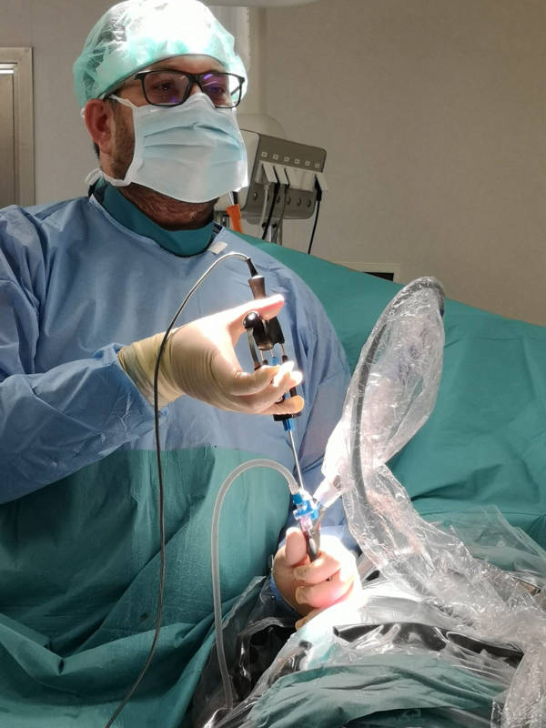Dr Lizón realizando endoscopia de columna